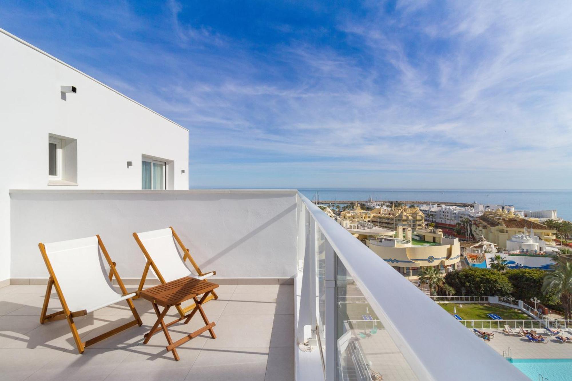 Habitación con cama extragrande y vistas al mar